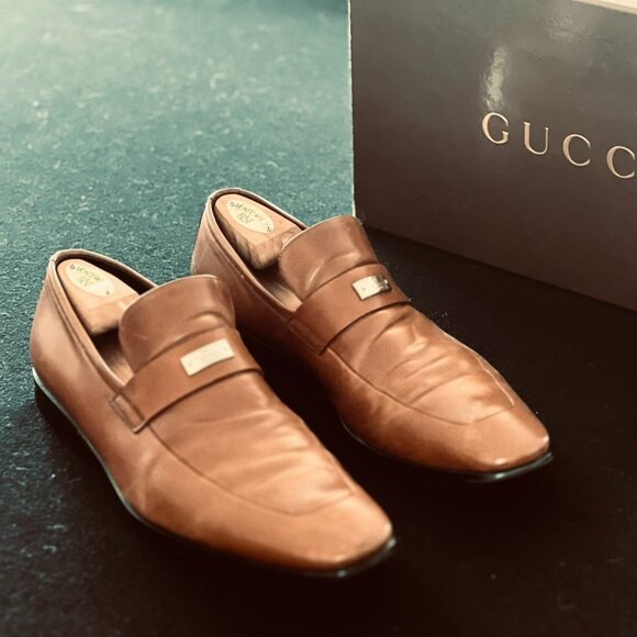 Gucci Plaque Ornament Loafers